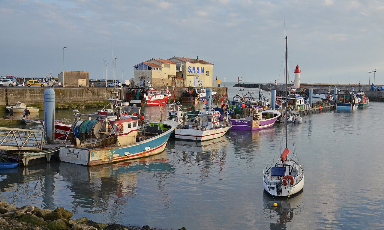 Port de pêche de La Cotinière, sur l’île d’Oléron, avec des bateaux, une jetée et un phare.