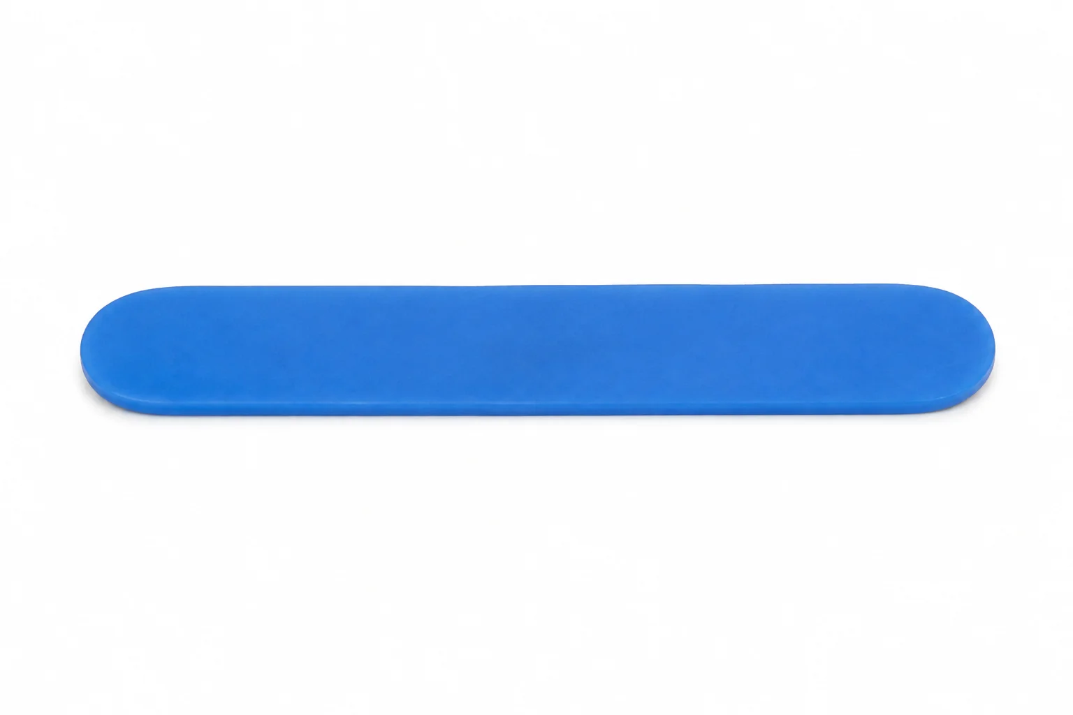 Une bande de plastique bleu aux extrémités arrondies.