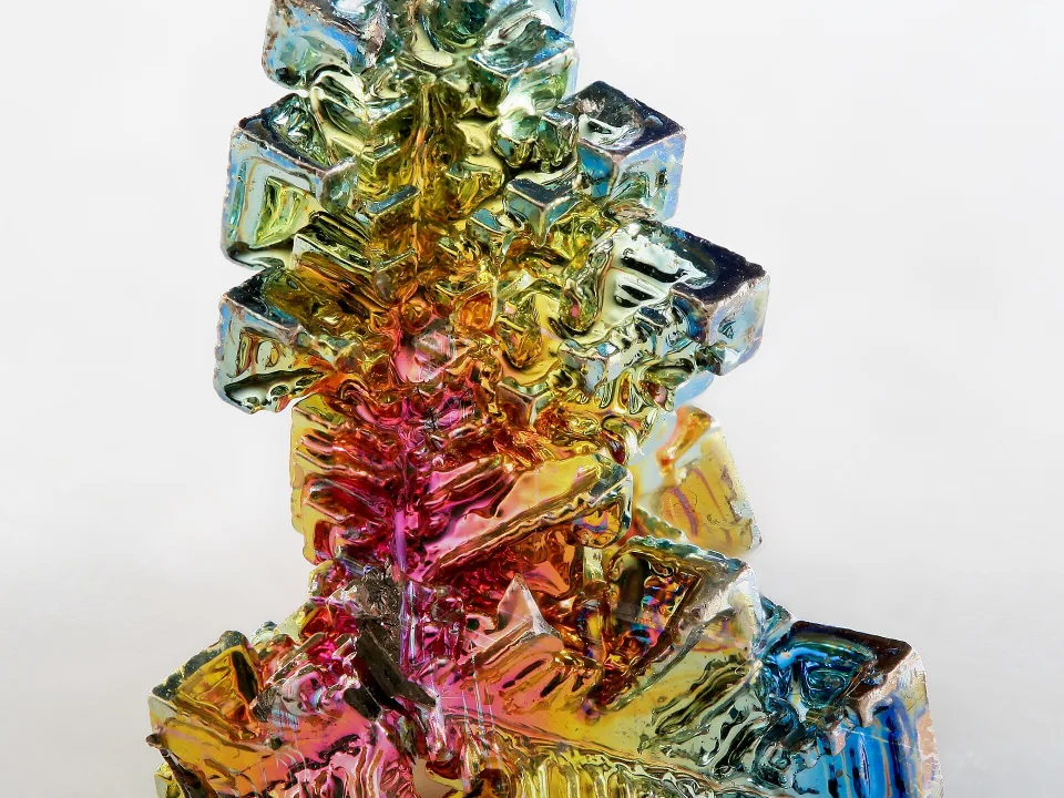 Un cristal métallique aux reflets multicolores